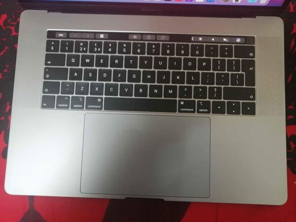 MacBook Pro 13-inch 2018 Touch ID and Touch Bar Intel Core i7 16BG 256BG.